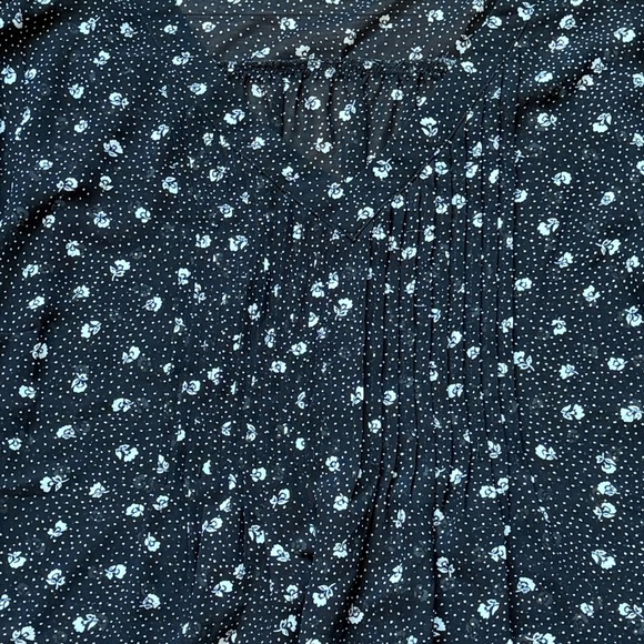 Torrid Women’s Black & White Floral V-Neck Pleated Long Sleeve Blouse Size 1 - Picture 3 of 13